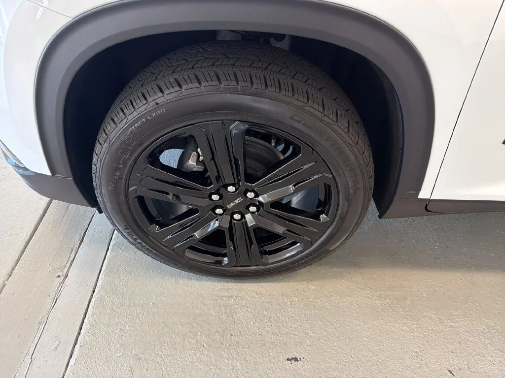 New 2027 Summit White GMC Elevation image 4