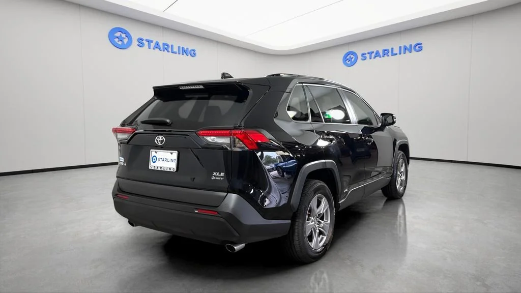 2025 Toyota RAV4 XLE - Photo 8