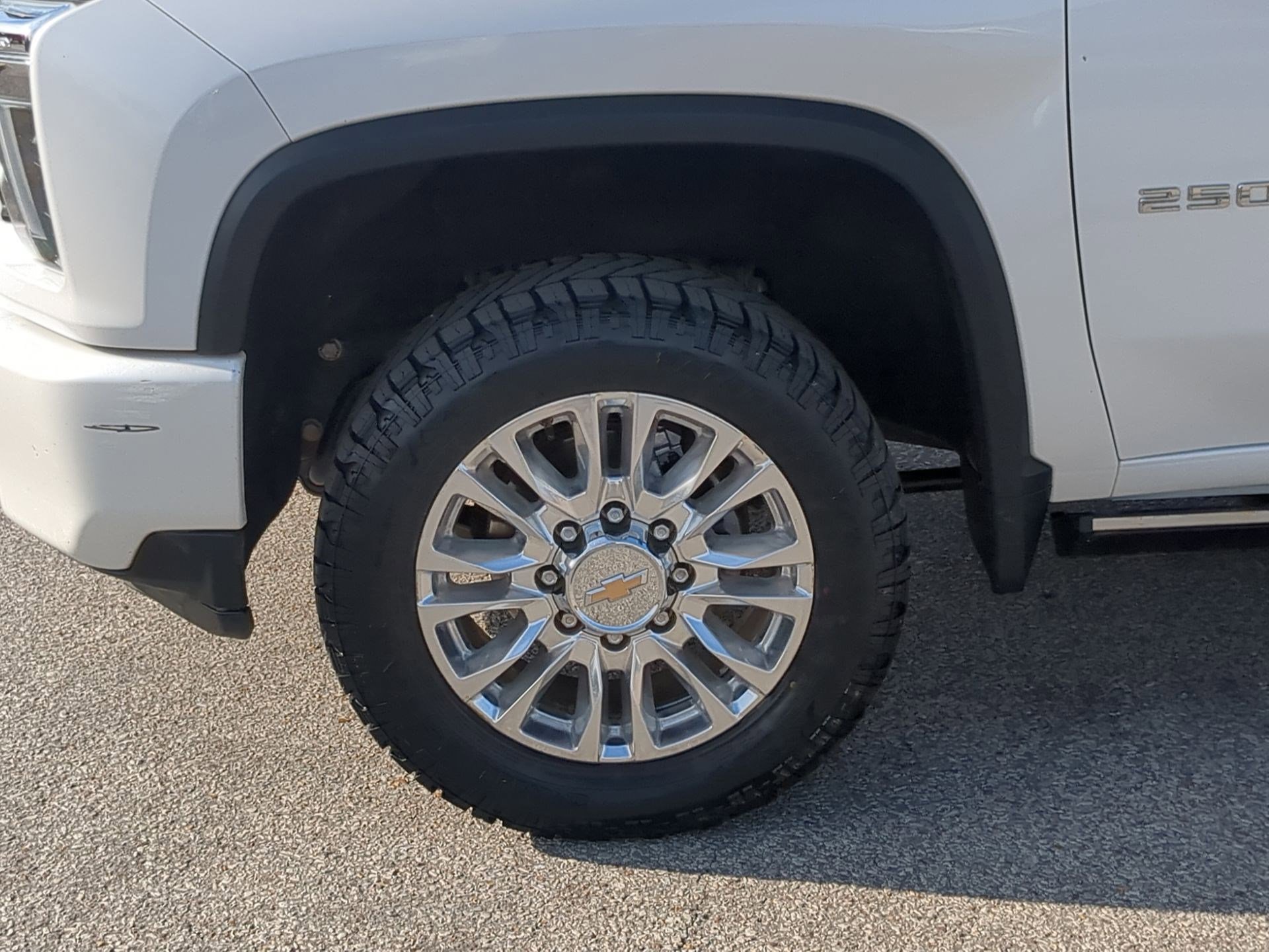 Used 2022 Iridescent Pearl Tricoat Chevrolet High Country image 10