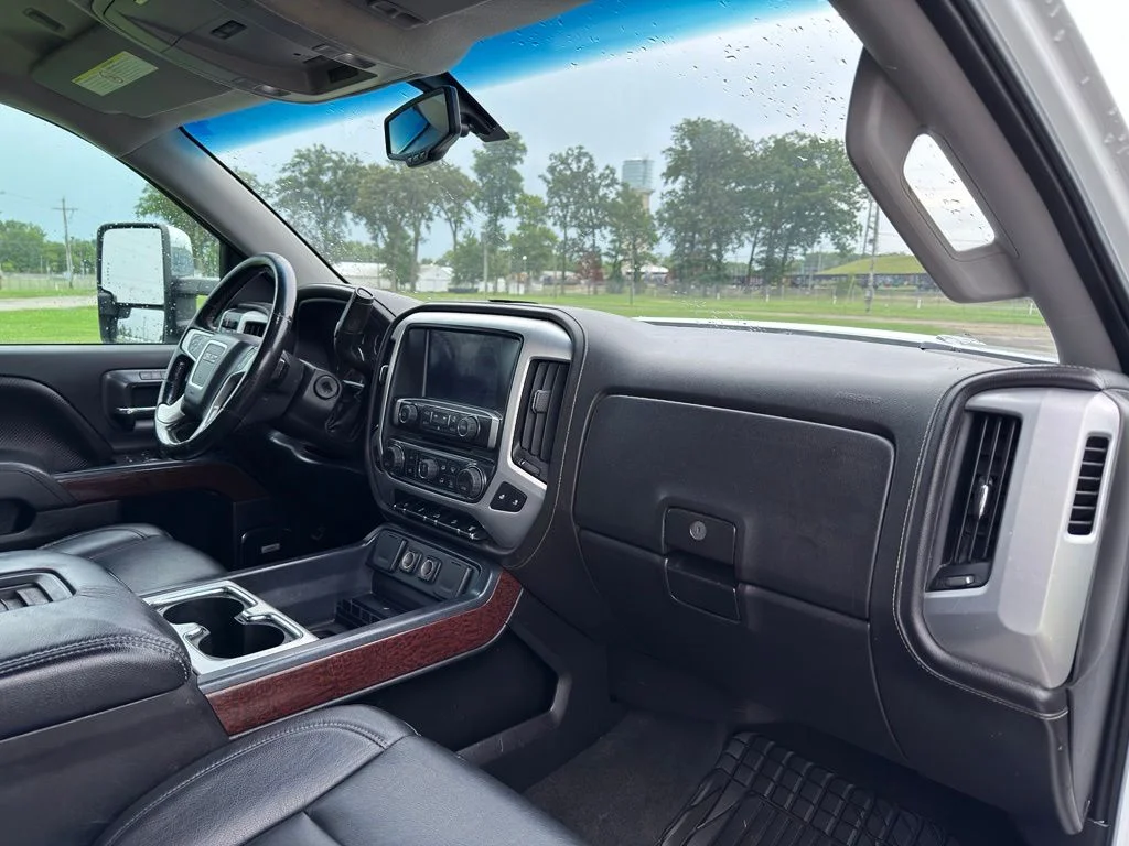 Used 2016 White GMC SLT image 31