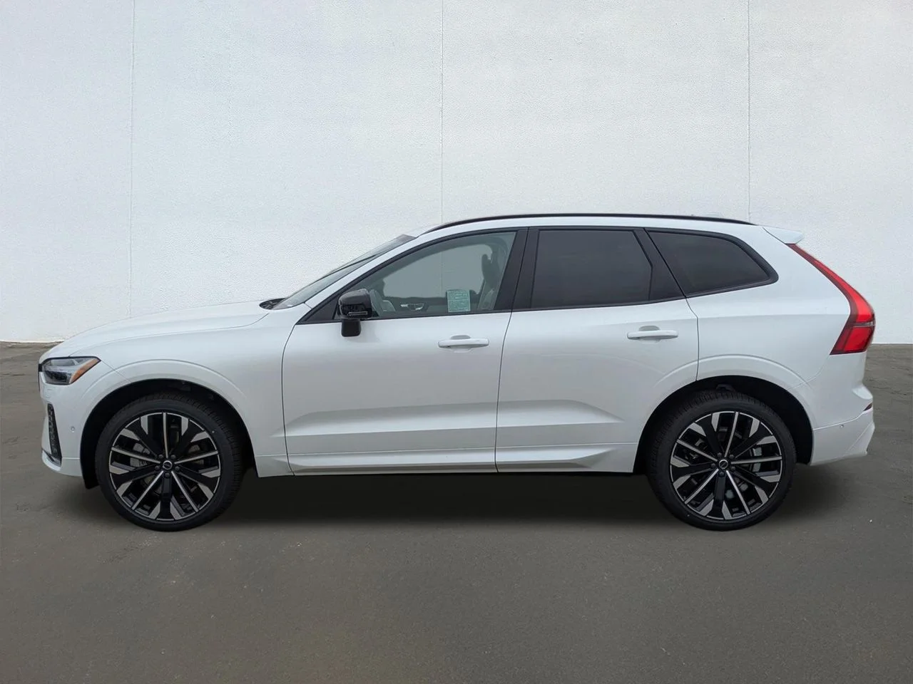 New 2026 Crystal White Volvo Ultra image 3