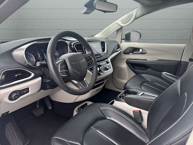 Used 2023 White Chrysler Touring L image 9