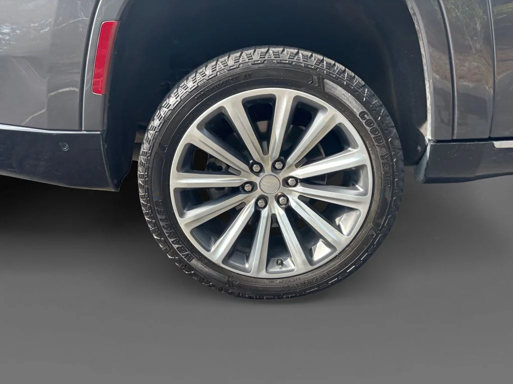 Used 2023 Gray Jeep Base image 11