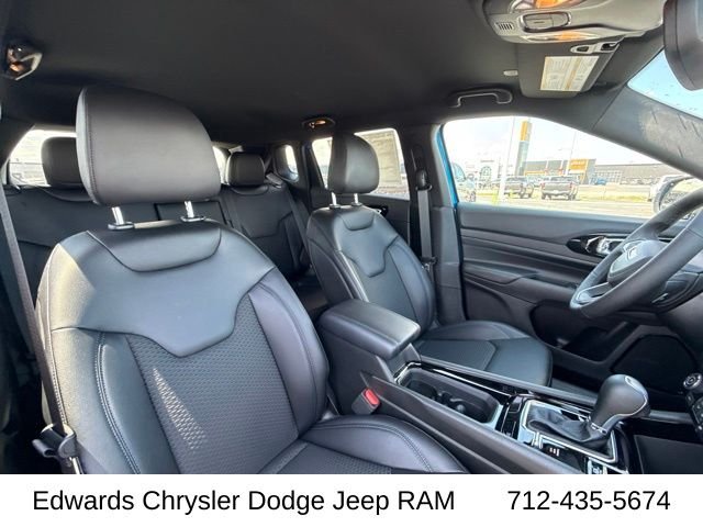 New 2026 Hydro Blue Pearl-Coat Exterior Paint Jeep Latitude image 25