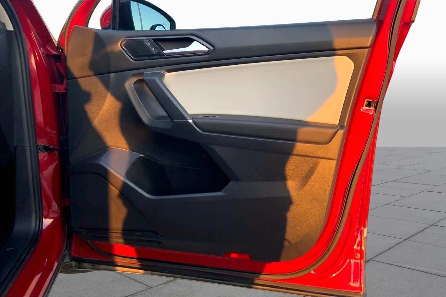 Used 2018 Cardinal Red Metallic Volkswagen SE image 22