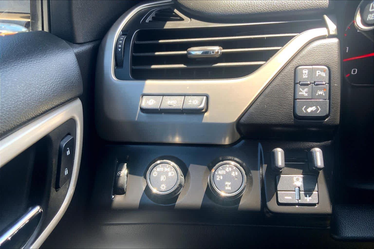 Used 2016 Onyx Black GMC Denali image 31