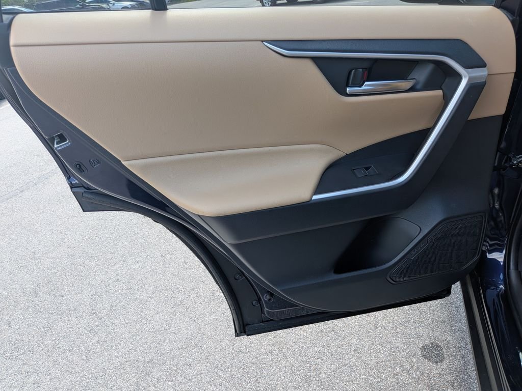 Used 2025  Toyota XLE Premium image 26