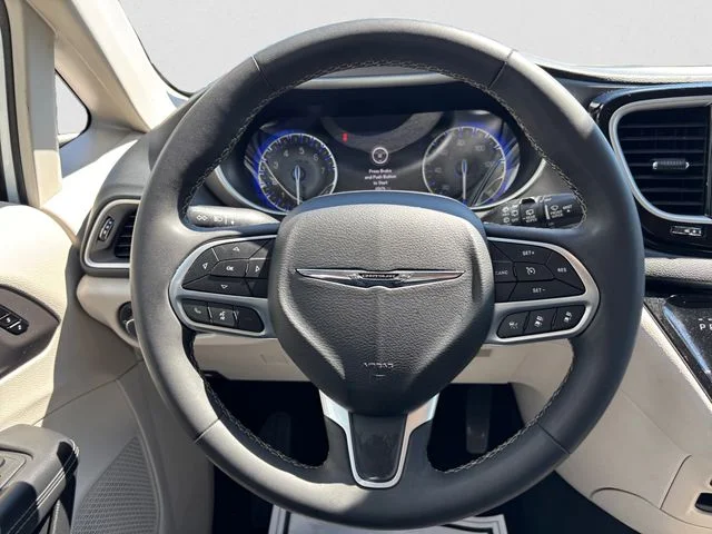 Used 2024 White Chrysler Touring L image 13