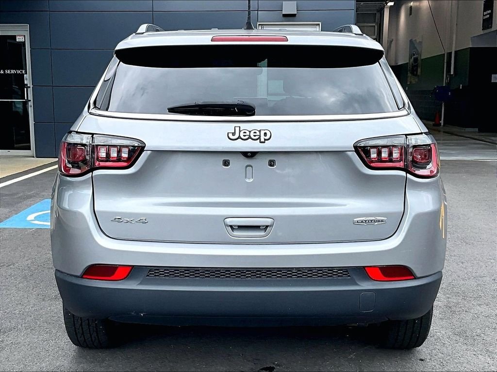 Used 2022 Silver Jeep Latitude image 5