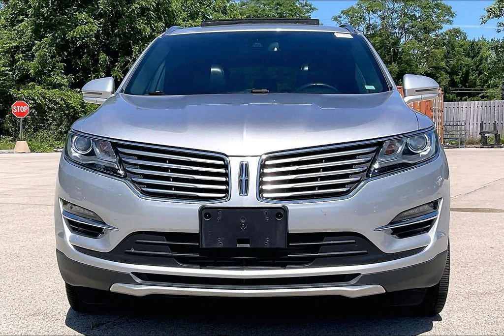 Used 2015 Silver Lincoln Base image 2