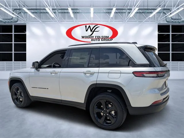 New 2026 Silver Zynith Exterior Paint Jeep Limited image 5