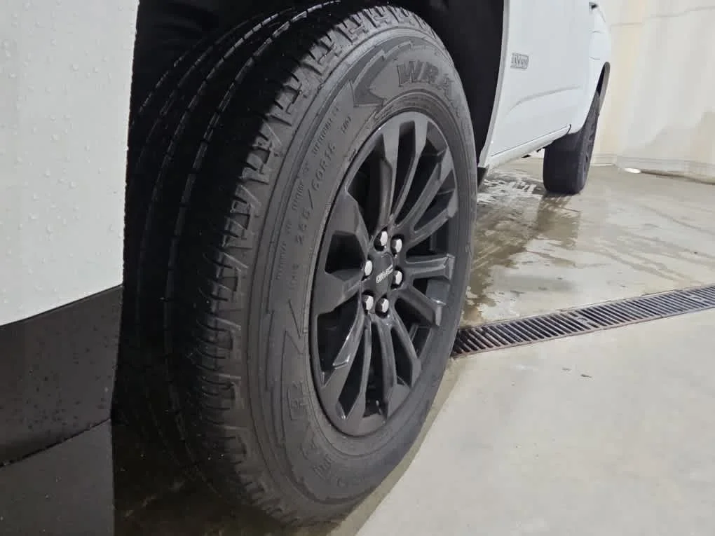 Used 2022 Summit White GMC 4WD Elevation image 10