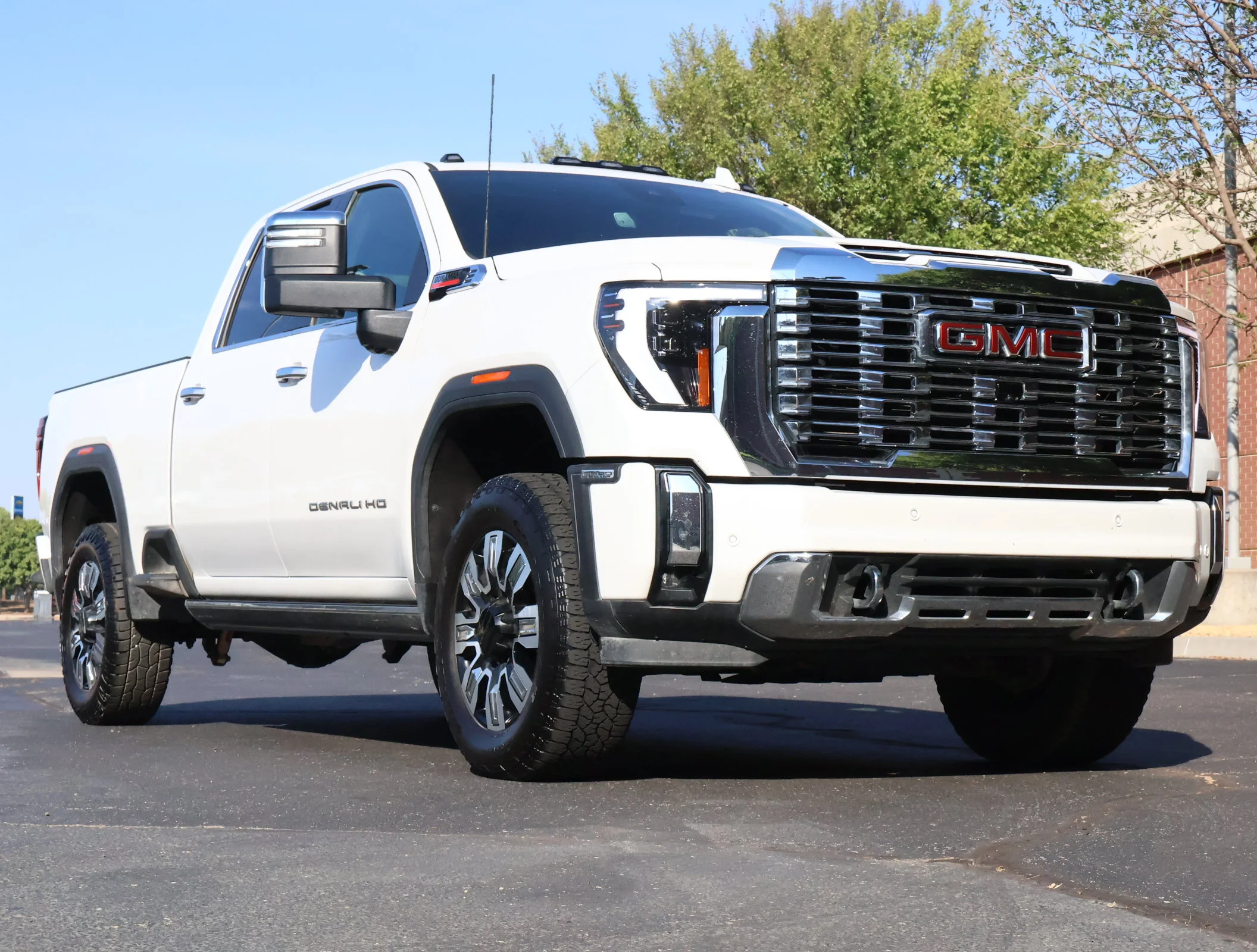 Used 2025 White Frost Tricoat GMC Denali image 1
