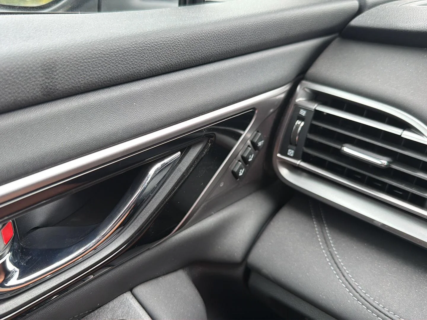 Used 2025 Ice Silver Metallic Subaru Limited image 14