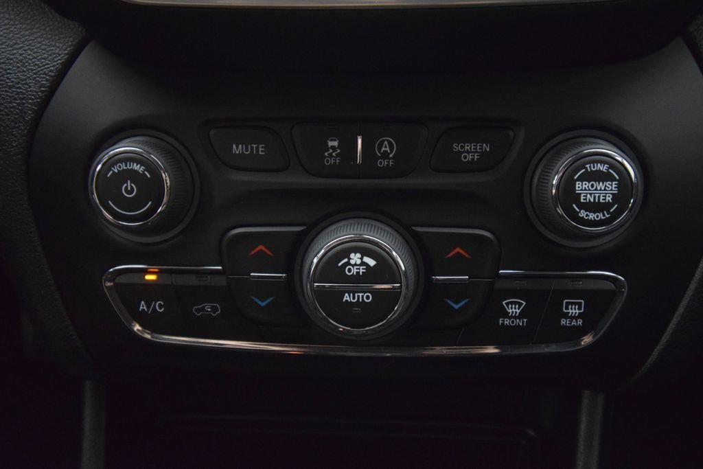 Used 2023 Gray Jeep Altitude image 25