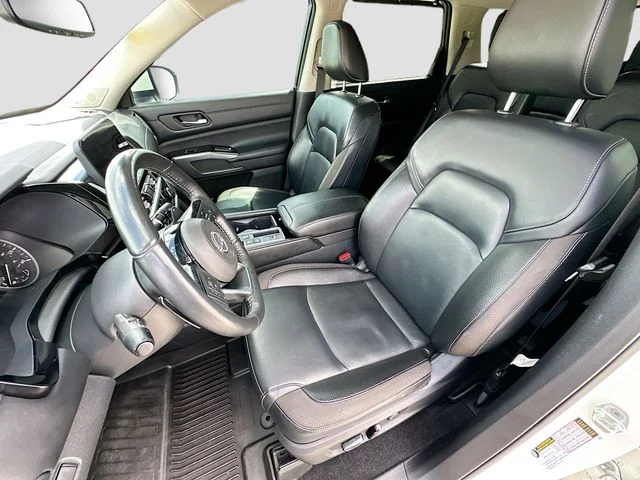 Used 2022 White Nissan SL image 21