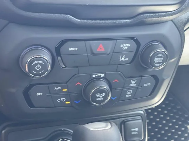 Used 2023 White Jeep Altitude image 28
