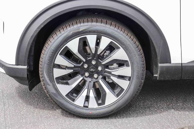 New 2026 Star White Metallic Tri-Coat Ford Platinum™ image 38