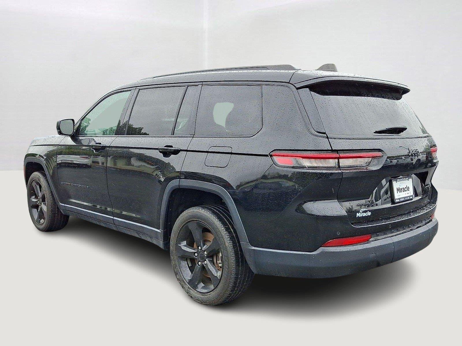 Used 2023 Diamond Black Crystal Pearlcoat Jeep Altitude X image 4