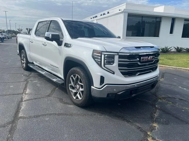 2022 GMC Sierra 4WD Crew Cab Short Box SLT's photo