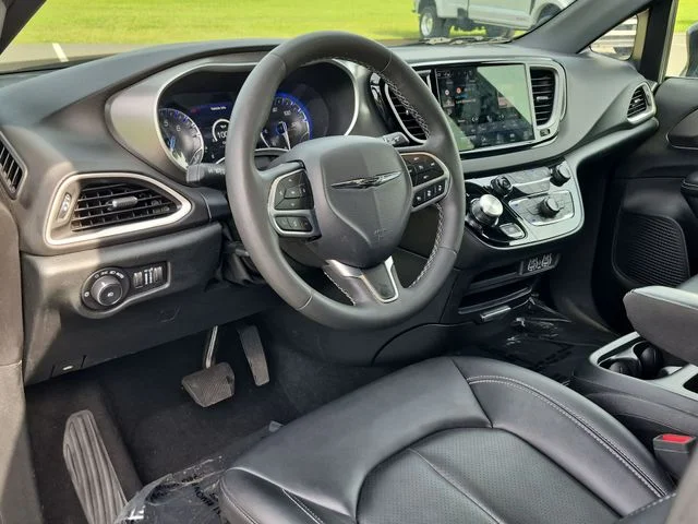 Used 2025 White Chrysler Select image 20