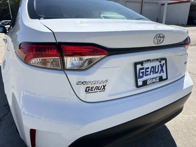 Used 2025 White Toyota LE image 17