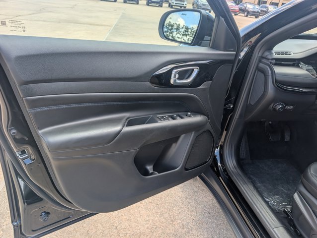 New 2026 Diamond Black Crystal Pearl-Coat Exterior Paint Jeep Latitude Altitude image 15