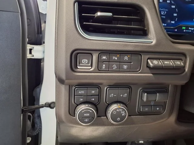 Used 2024 Pearl Chevrolet High Country image 18