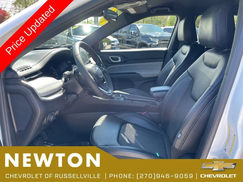 Used 2025 Bright White Clearcoat Jeep Latitude image 4