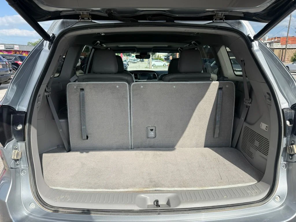 Used 2019 Silver Toyota XLE image 13