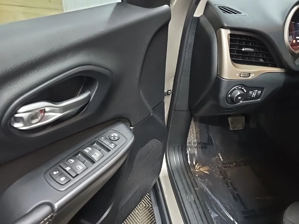 Used 2016 Beige Jeep Latitude image 27