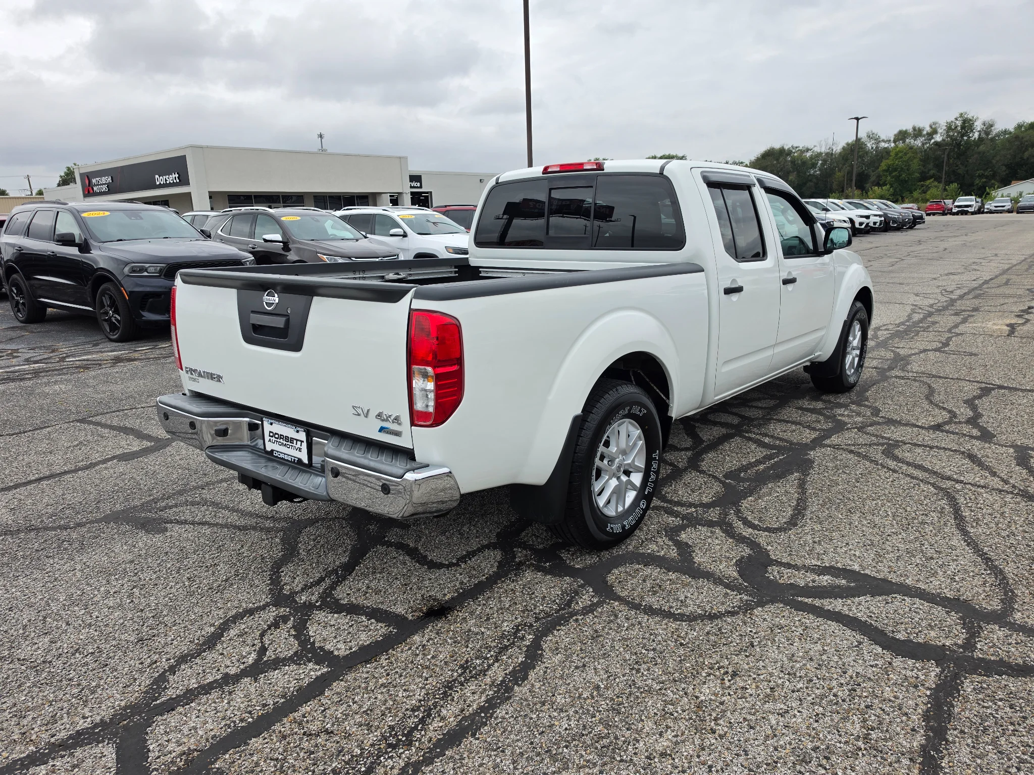 Used 2017 Glacier White Nissan SV V6 image 6