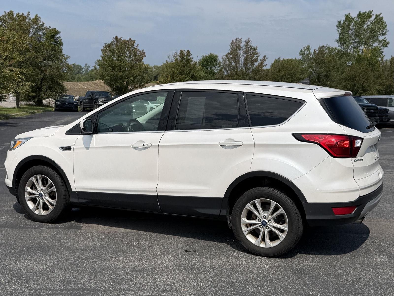 Used 2019 White Platinum Metallic Tri-Coat Ford SE image 5