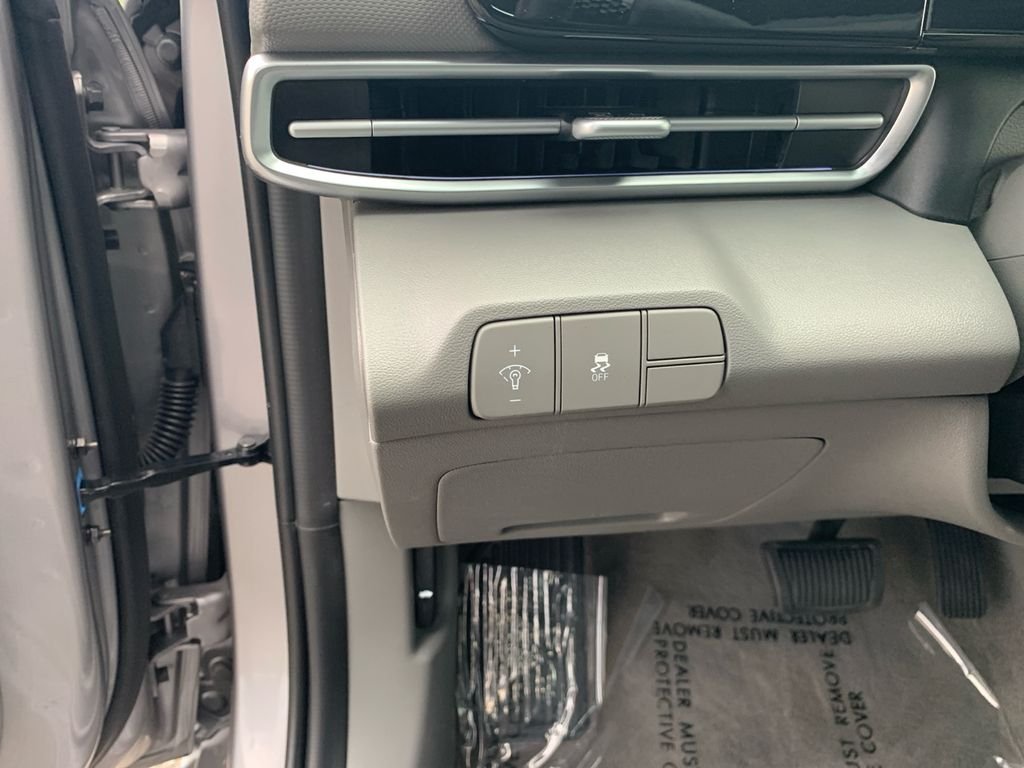 Used 2025 Silver Hyundai SEL Convenience image 13