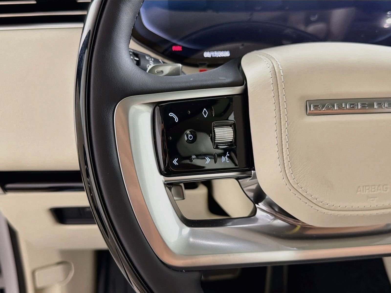 New 2026 Ostuni Pearl White Land Rover SE image 12