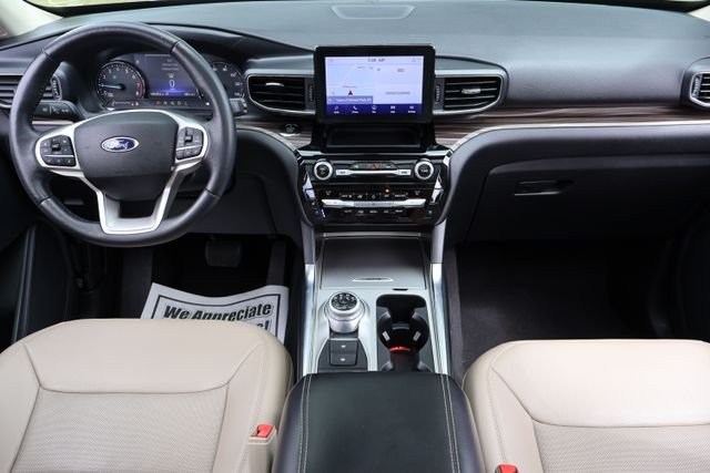 Used 2021 White Metallic Ford Limited image 12
