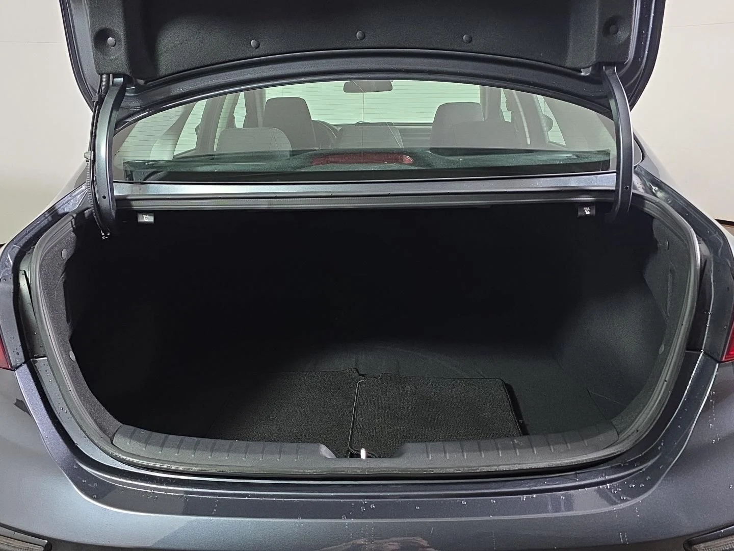 Used 2020 Gravity Gray Kia LXS image 3