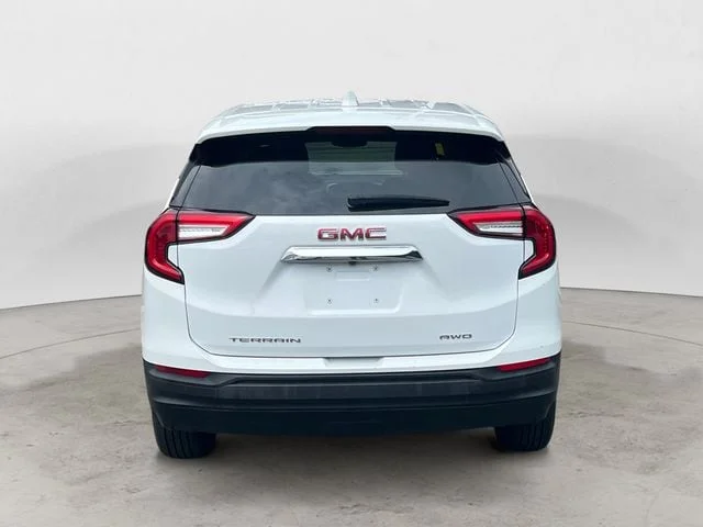 Used 2024 Summit White GMC SLE image 4