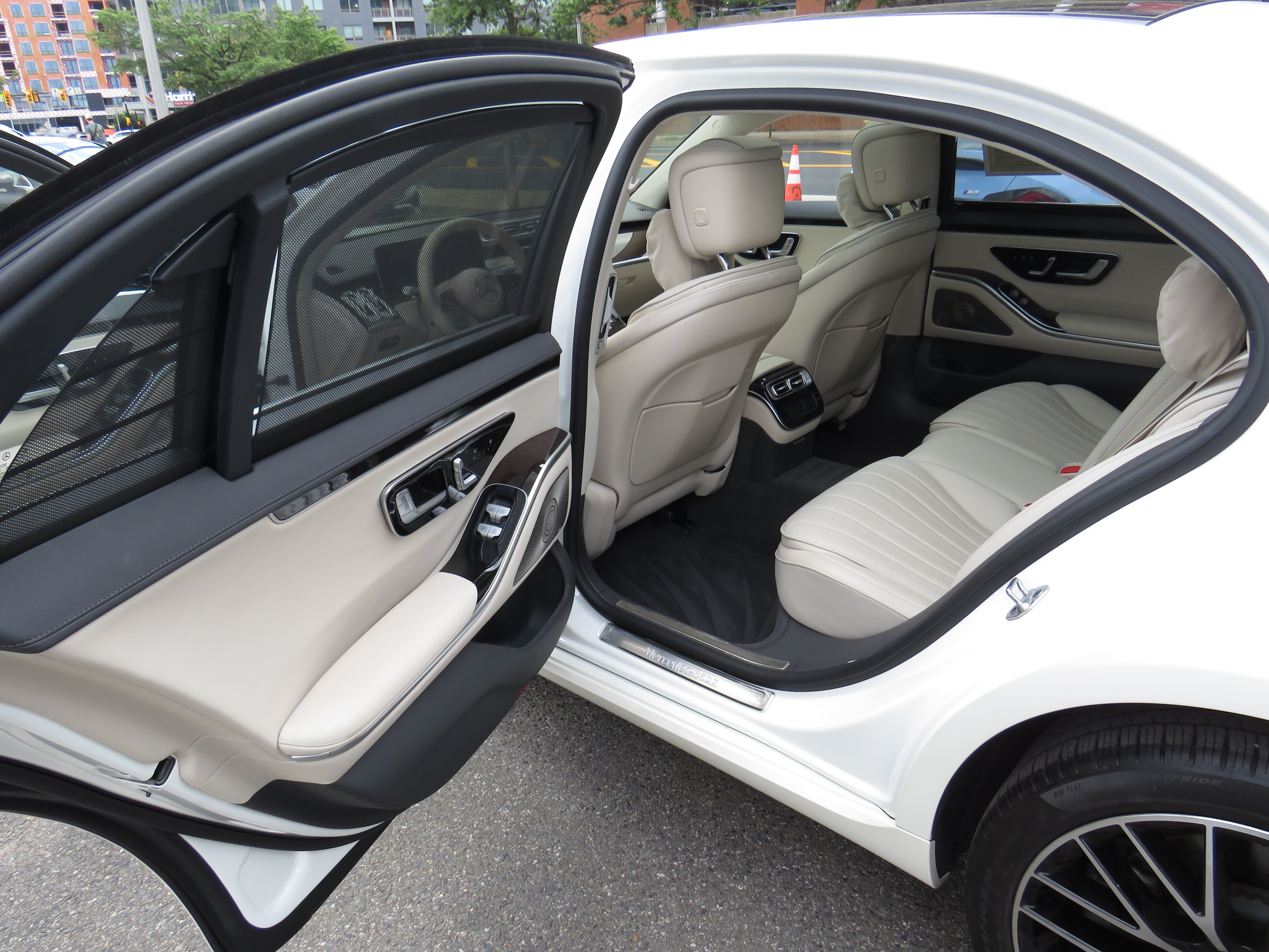 Certified Used 2023 MANUFAKTUR Diamond White Metallic Mercedes-Benz S 500 4MATIC® image 22