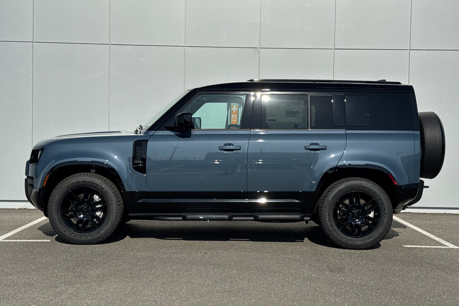 New 2026 Tasman Blue LAND ROVER X-Dynamic SE image 2