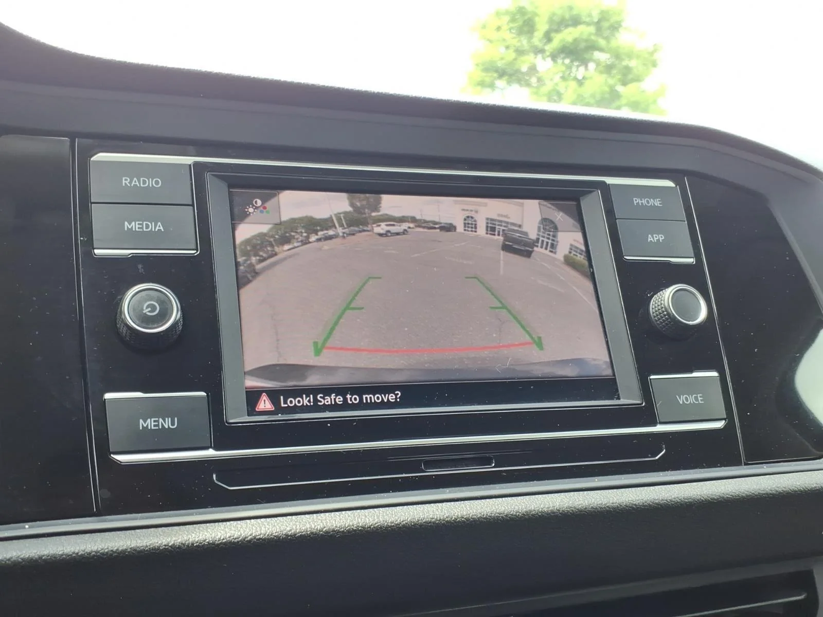 Used 2024  Volkswagen SE image 4
