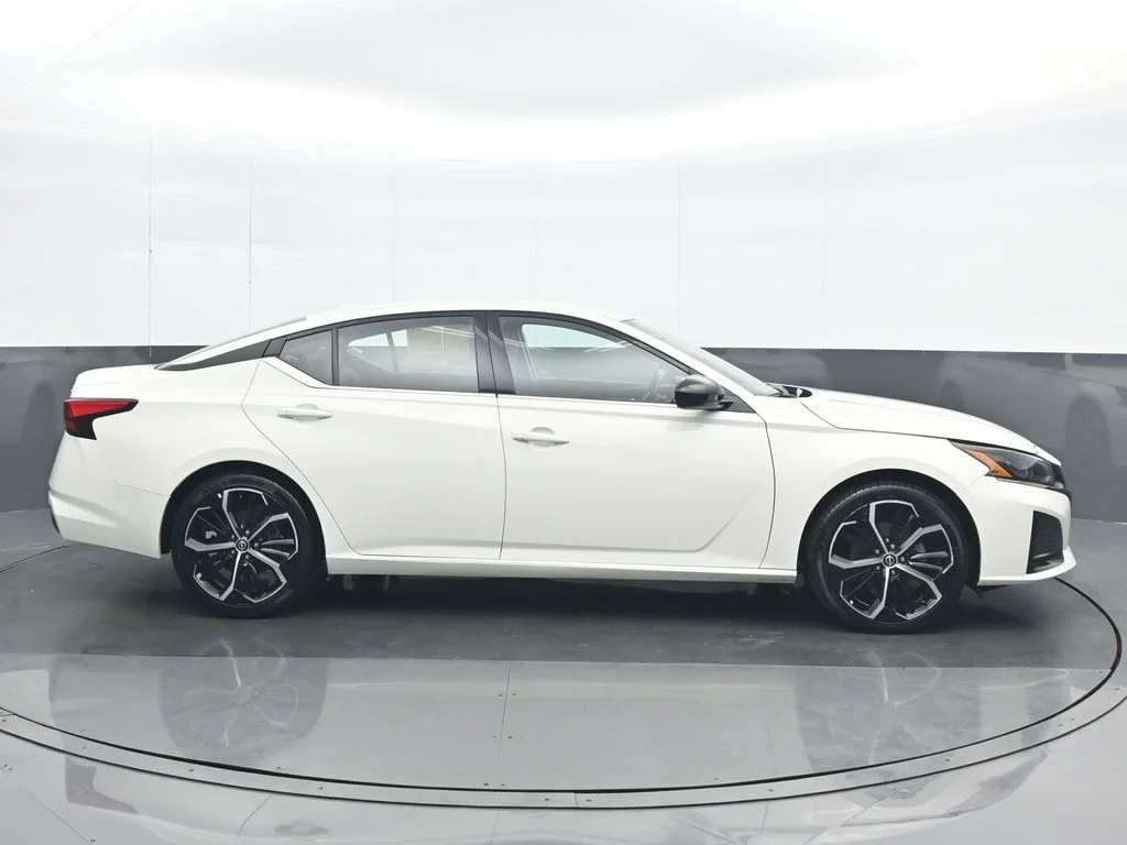 Used 2025 White Nissan 2.5 SR image 7