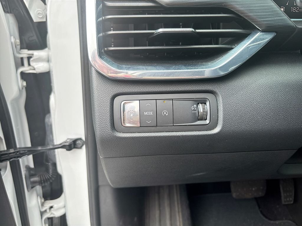 Used 2025 Summit White GMC Elevation image 37