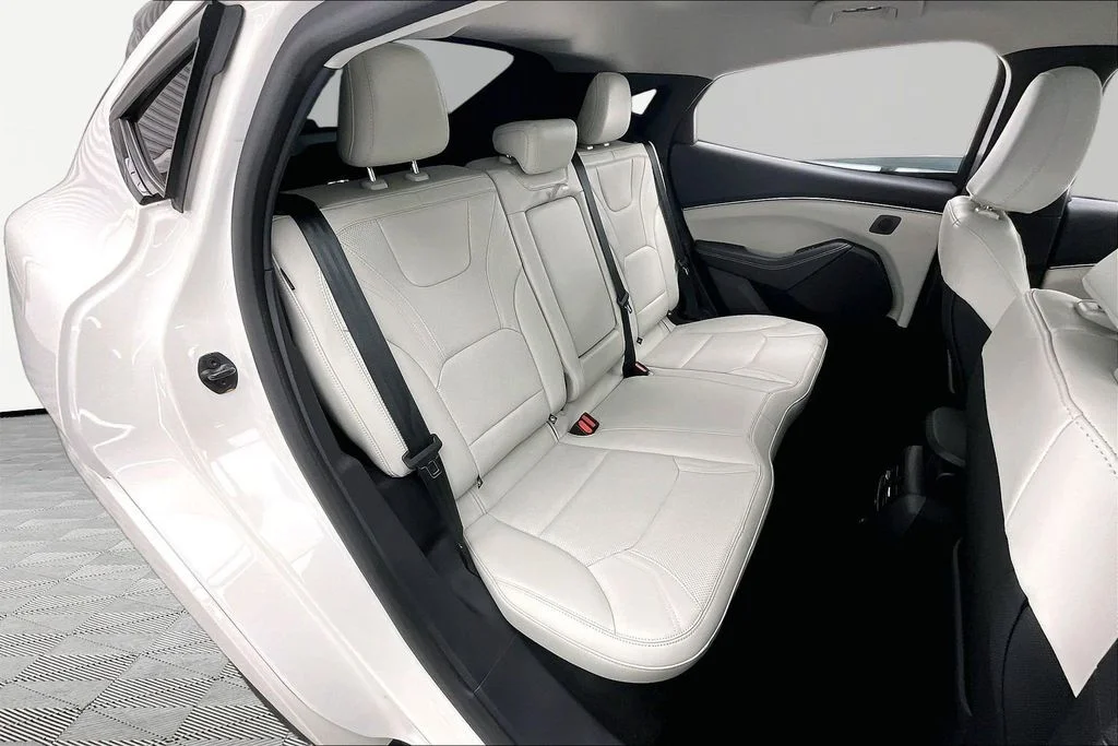 Used 2025 White Metallic Ford Premium image 27