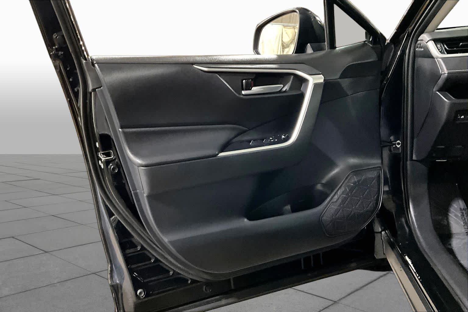 Used 2019 Midnight Black Metallic Toyota XLE image 22