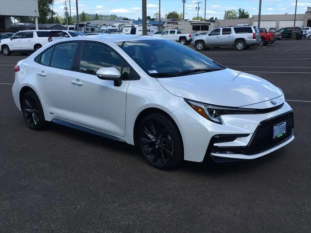 Certified Used 2025 WIND CHILL PEARL Toyota  image 10