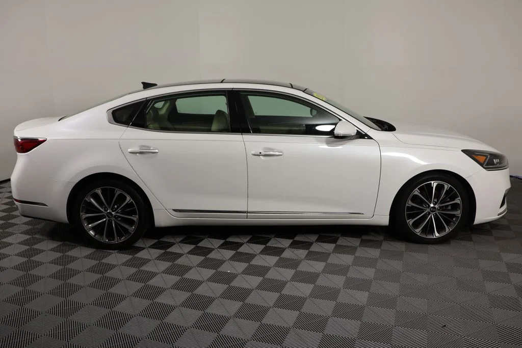 Used 2019 White Kia Technology image 9