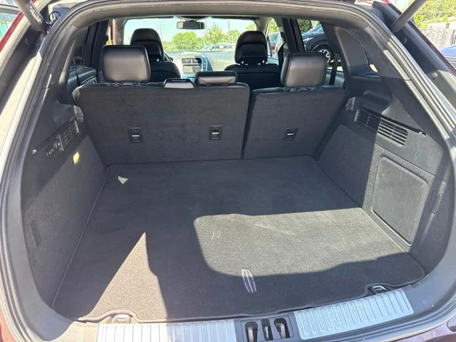 Used 2018 Red Lincoln Reserve image 12