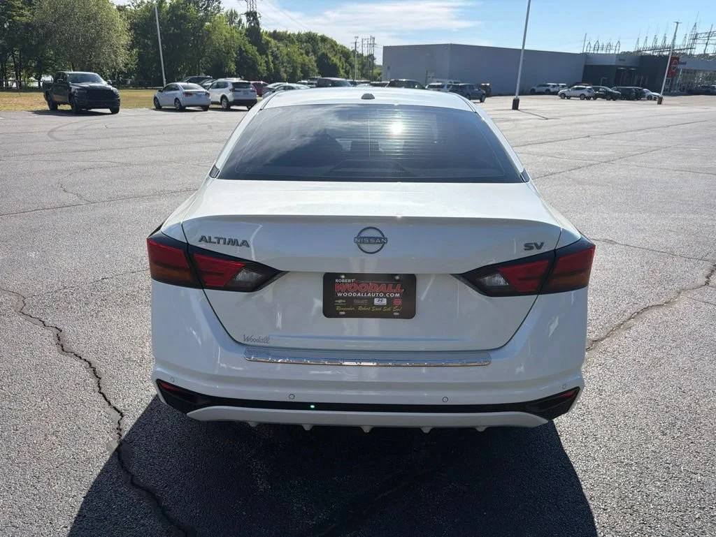Used 2023 White Nissan 2.5 SV image 7