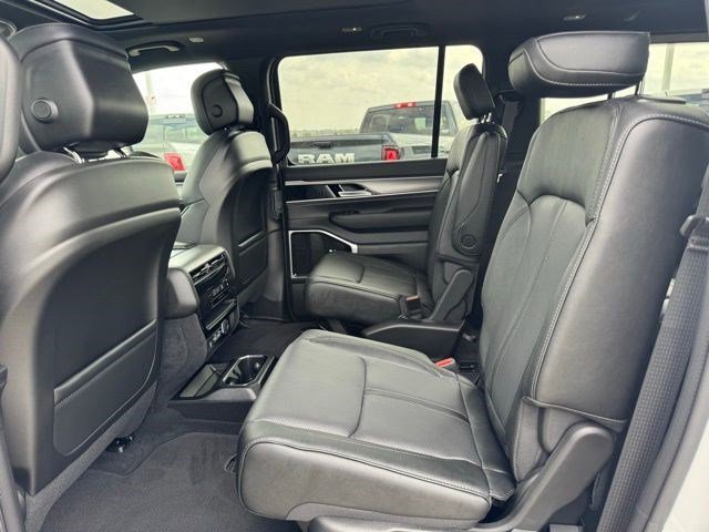 New 2026 Bright White Clear-Coat Exterior Paint Jeep Limited Altitude image 30